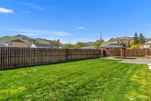 $385,000 | 565 Crawford Avenue, Wenatchee, WA 98801