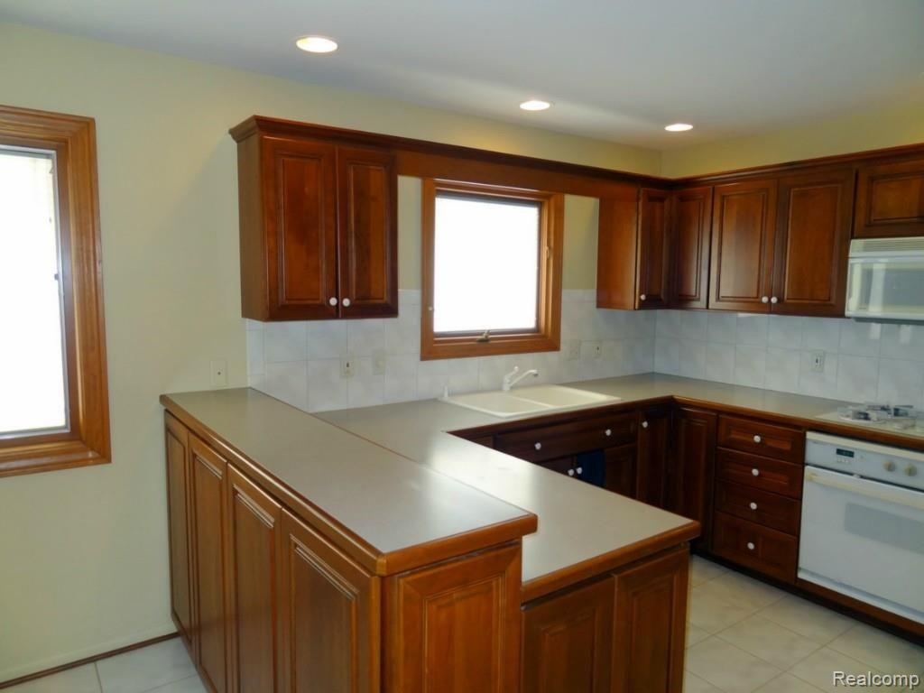 6202 West Road Washington, MI 48094 - Photo 4 of 29 Lots of storage area