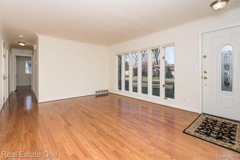 1216 Sycamore Drive Rochester, MI 48307 - Photo 4 of 31