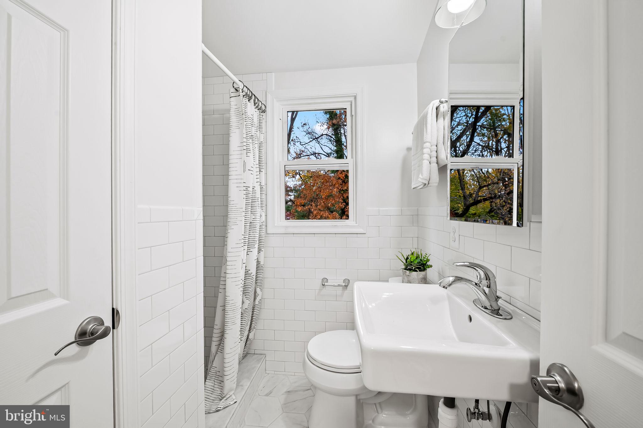 512 Holden Road Towson, MD 21286 - Photo 31 of 46 Upper level full bath