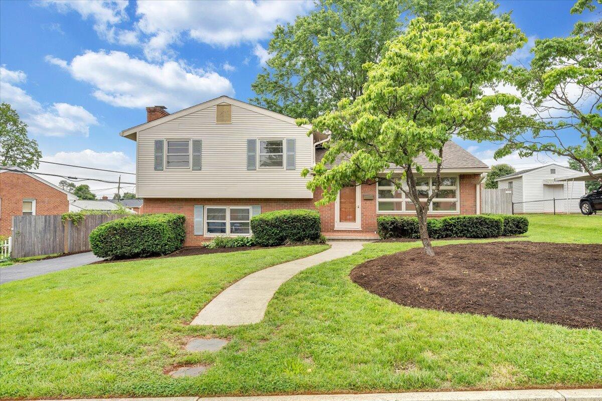 137 Frontier Road Northeast Roanoke, VA 24012 - Photo 3 of 42 41-MIB03258