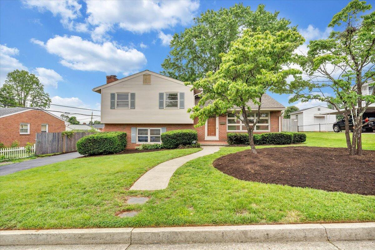 137 Frontier Road Northeast Roanoke, VA 24012 - Photo 4 of 42 42-MIB03261