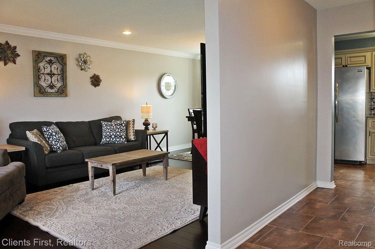 40679 Village Wood Road Novi, MI 48375 - Photo 6 of 64 Front entry to hall or living room