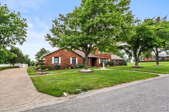 $549,900 | 221 Towerhill Drive, Columbia, IL 62236