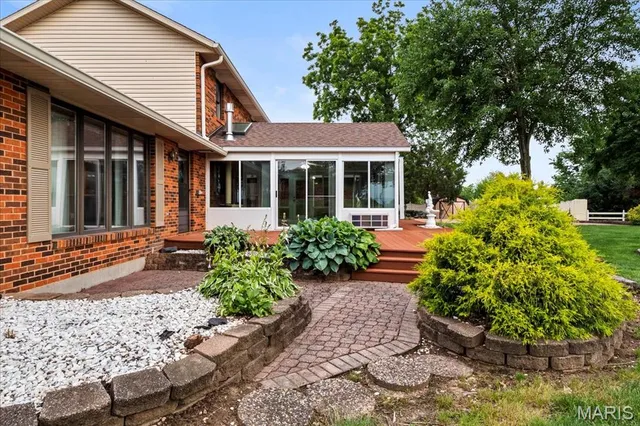 $549,900 | 221 Towerhill Drive, Columbia, IL 62236