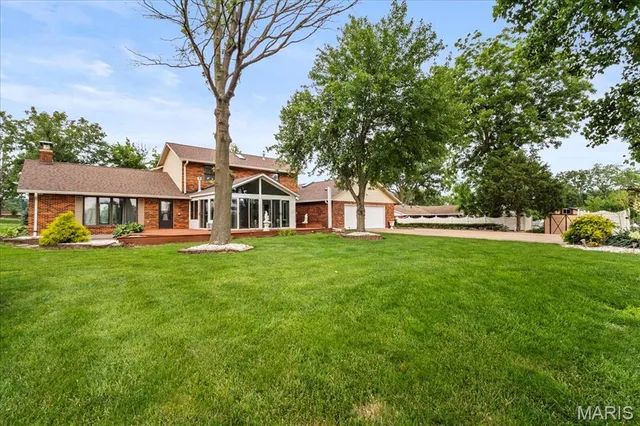 $549,900 | 221 Towerhill Drive, Columbia, IL 62236