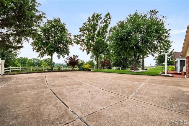 $549,900 | 221 Towerhill Drive, Columbia, IL 62236