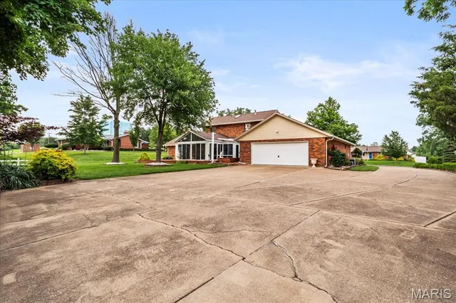 $549,900 | 221 Towerhill Drive, Columbia, IL 62236
