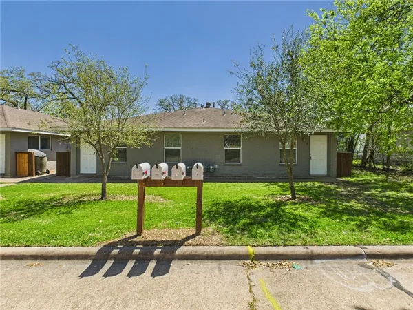 a view of a house with backyard and a garden