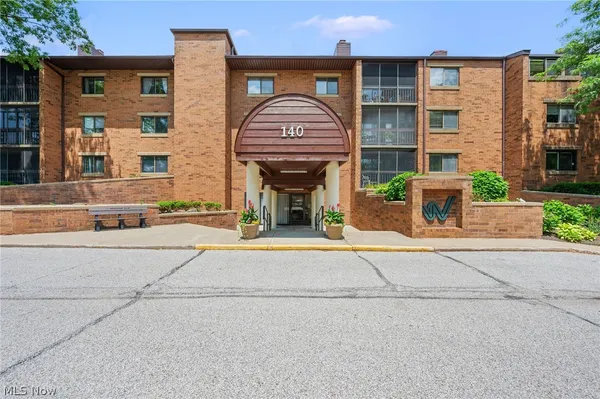 $298,500 | 140 Fox Hollow Drive, Unit 203C, Mayfield Heights, OH 44124