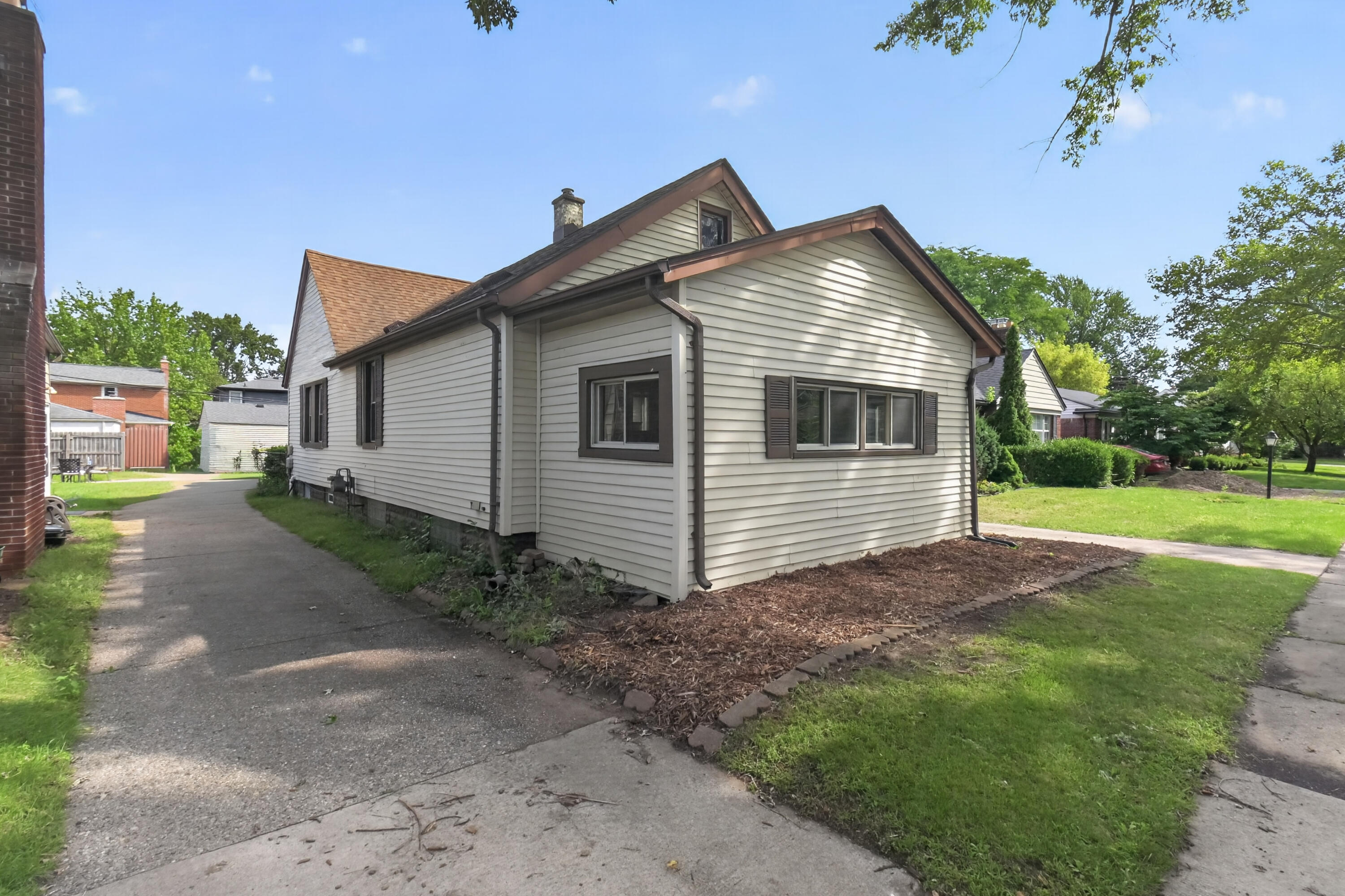 2022 Hampton Road Grosse Pointe, MI 48236 - Photo 3 of 44 02-2022-Hampton-Rd-Grosse-Pointe-Woods-M