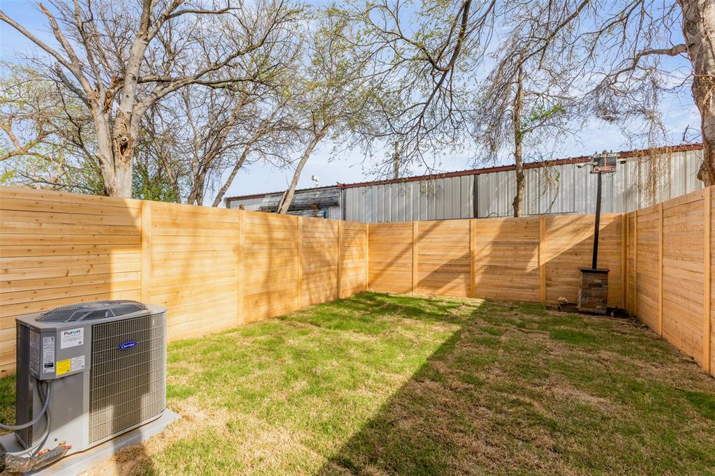 3526 Spring Avenue Dallas, TX 75210 - Photo 25 of 27 View of fenced backyard