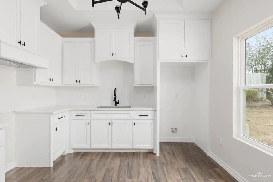 601 East Allende Avenue Roma, TX 78584 - Photo 4 of 5 a view of a kitchen with electric appliances