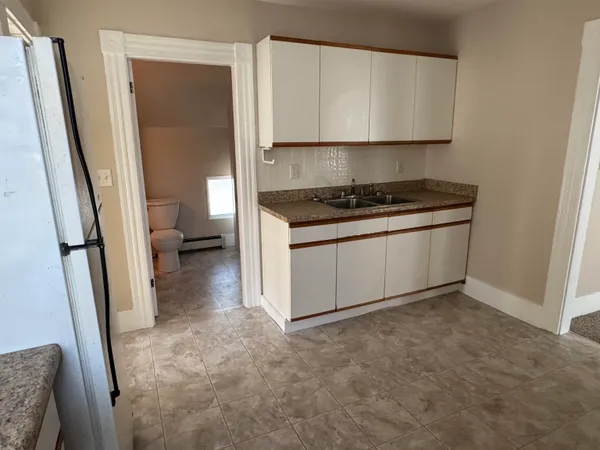 $1,800 | 704 Belmont Street, Manchester, NH 03104