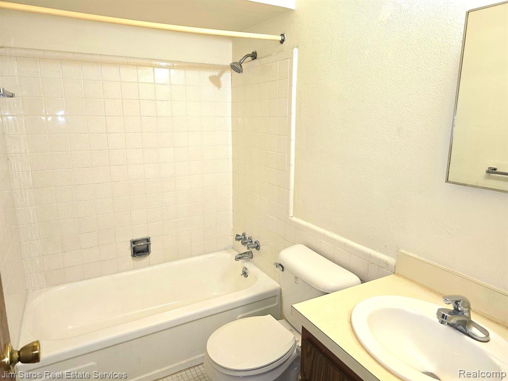 16425 12 Mile Road Roseville, MI 48066 - Photo 5 of 9