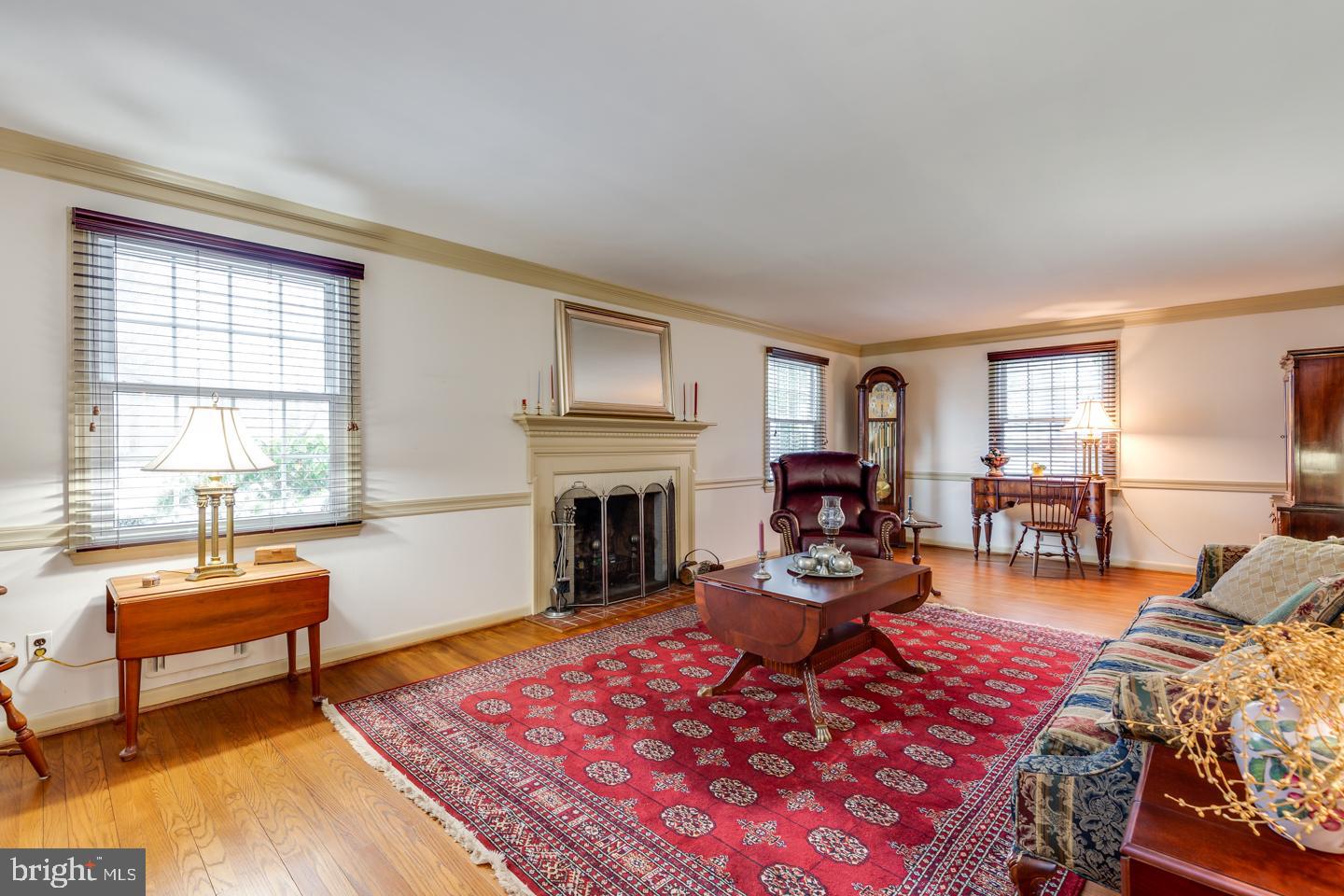 Living Room with fireplace
