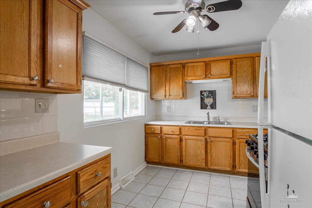 28 Hampton Road Montgomery, IL 60538 - Photo 9 of 27 a kitchen with a sink appliances and cabinets