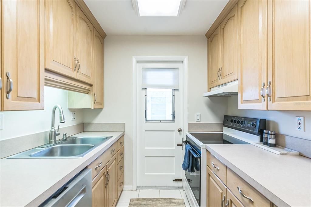 320 Lakeview Street, Unit 110 Orlando, FL 32804 - Photo 11 of 18 a kitchen that has a sink and a stove
