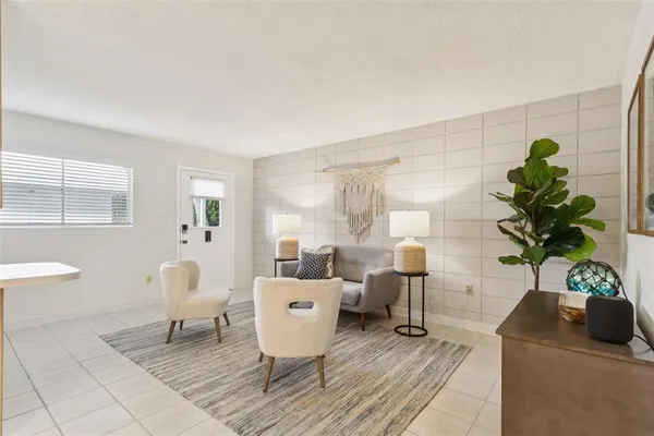 $1,390 | 320 Lakeview Street, Unit 110, Orlando, FL 32804