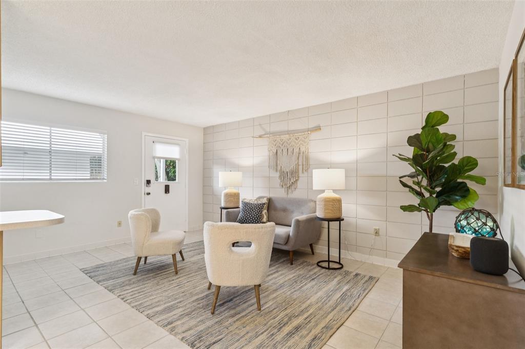 320 Lakeview Street, Unit 110 Orlando, FL 32804 - Photo 5 of 18 a living room with furniture and a potted plant