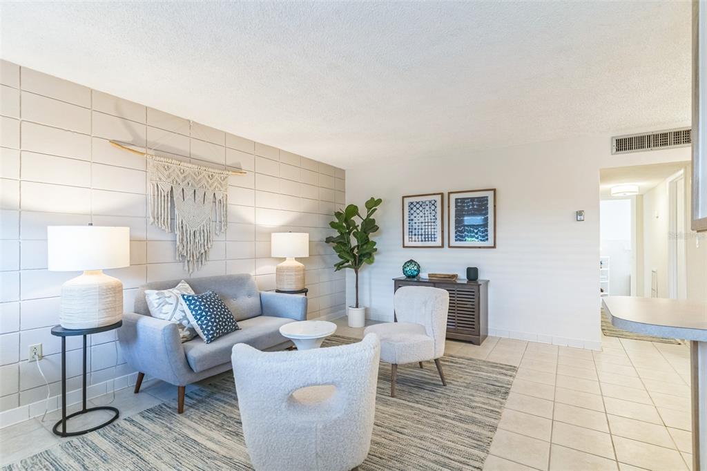320 Lakeview Street, Unit 110 Orlando, FL 32804 - Photo 6 of 18 a living room with furniture and a lamp