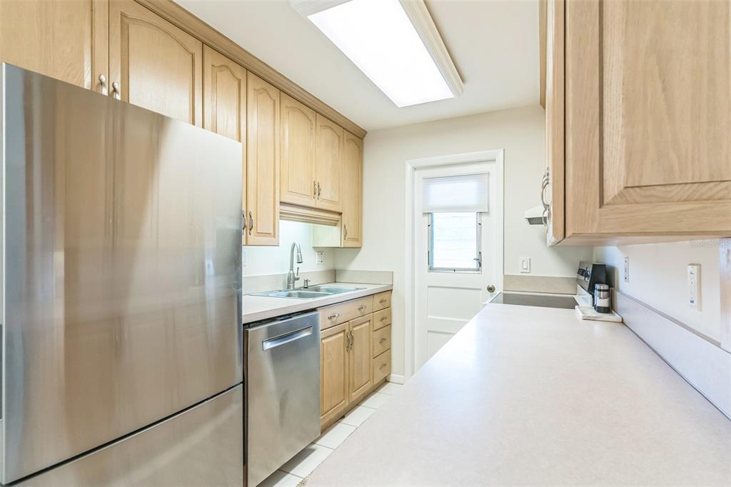 320 Lakeview Street, Unit 110 Orlando, FL 32804 - Photo 10 of 18 a kitchen with stainless steel appliances a refrigerator sink and cabinets