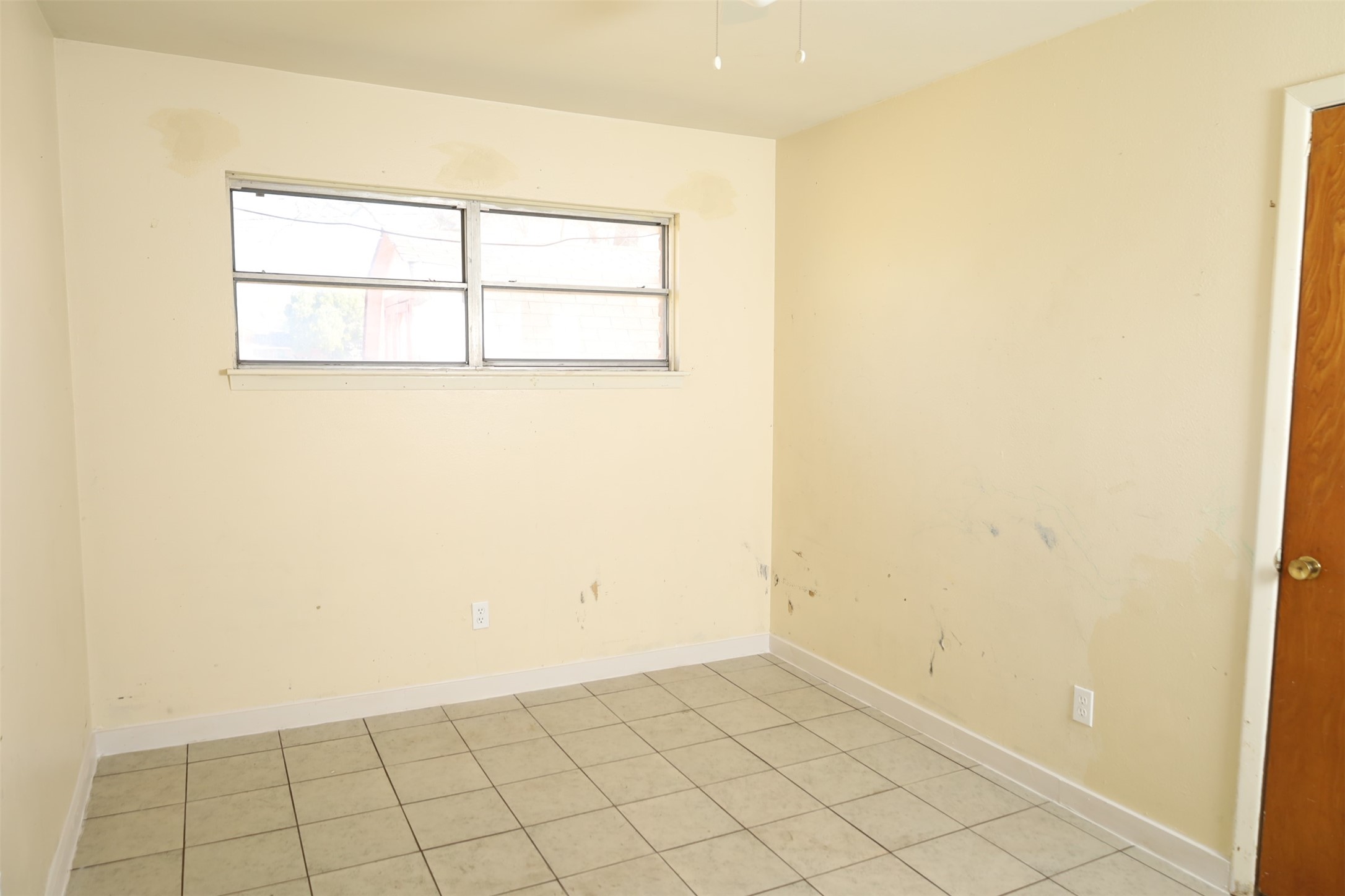 13207 Santa Teresa Road Houston, TX 77045 - Photo 16 of 20 an empty room with a window