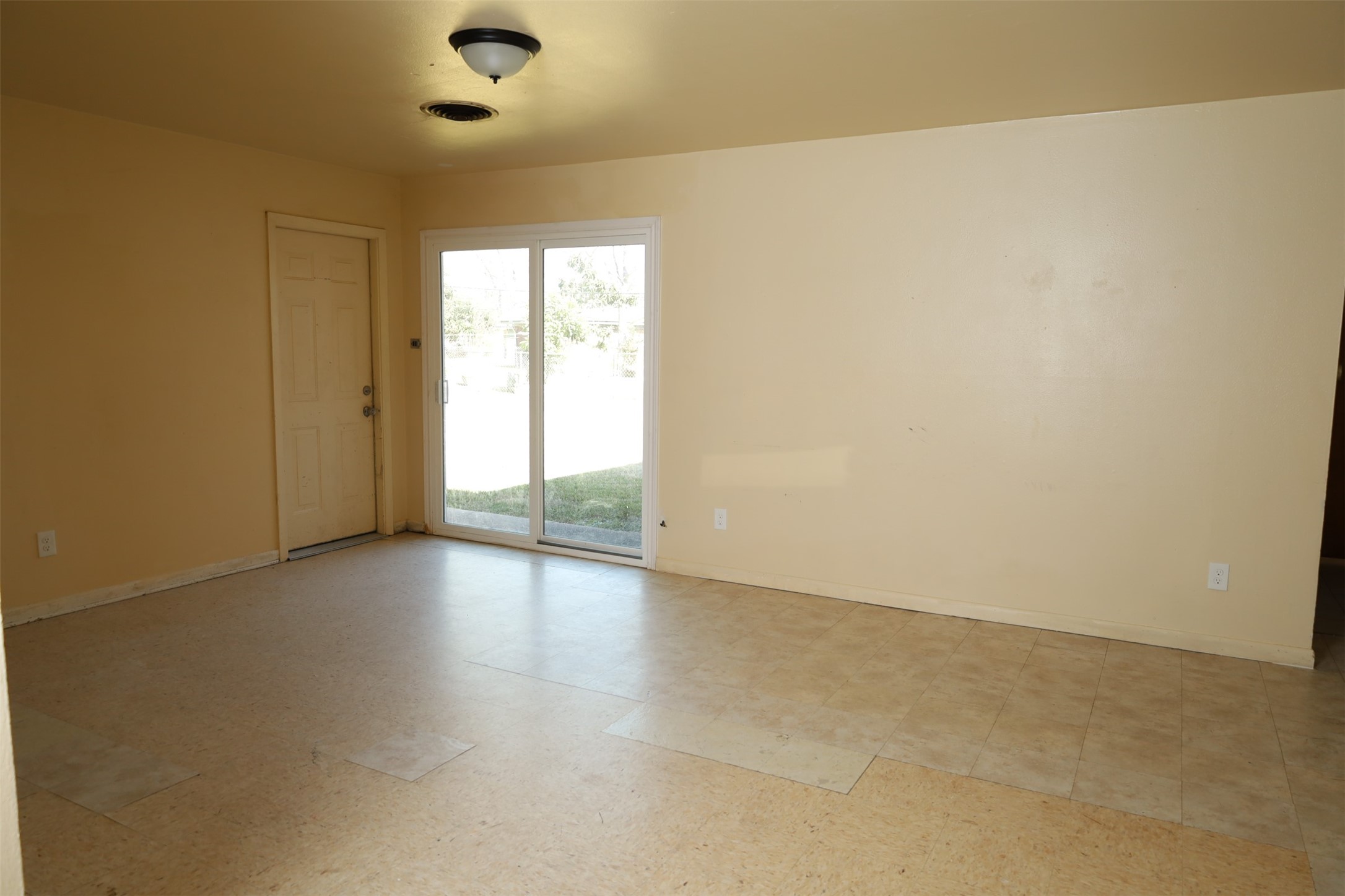 13207 Santa Teresa Road Houston, TX 77045 - Photo 8 of 20 a view of an empty room with a window