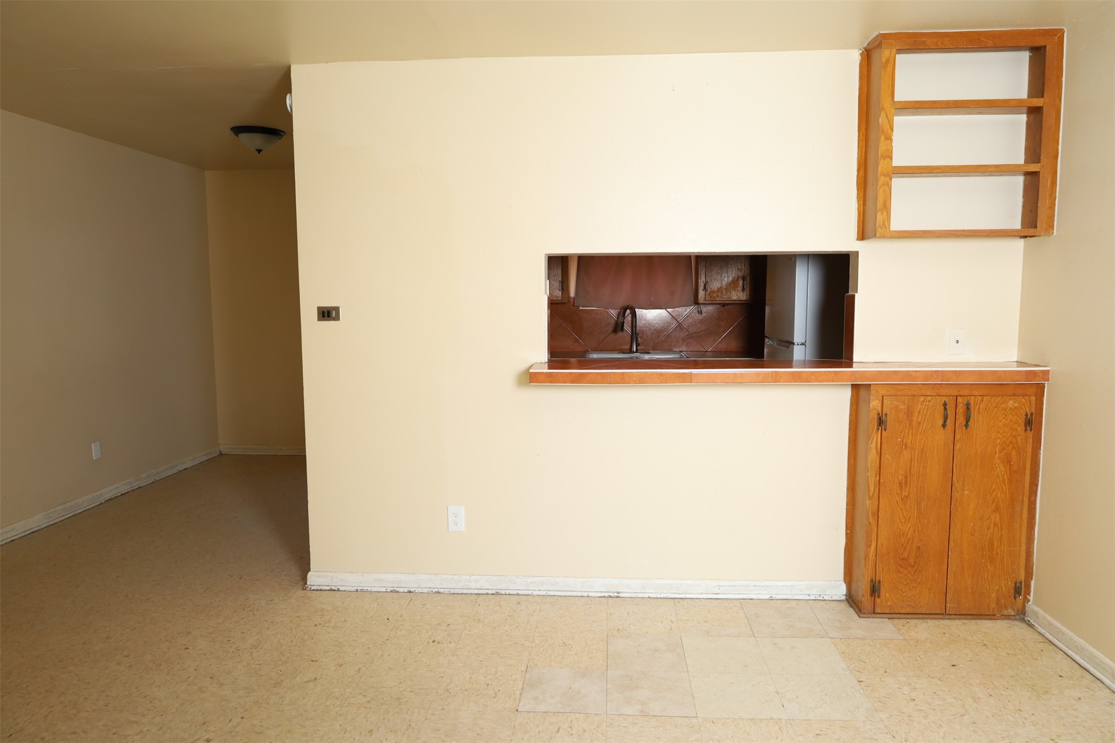 13207 Santa Teresa Road Houston, TX 77045 - Photo 10 of 20 a view of a microwave