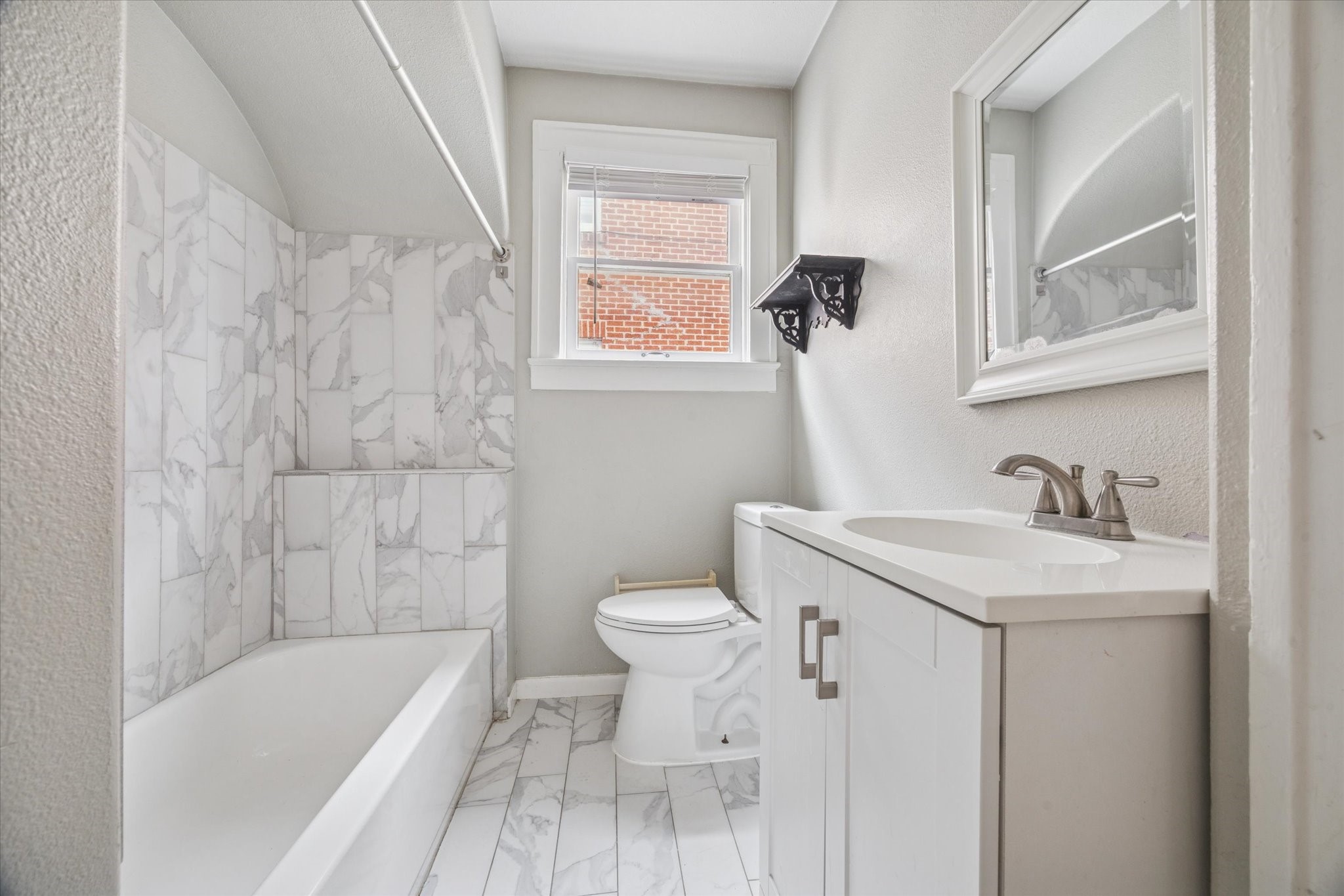 2510 Kingston Street, Unit 1 Houston, TX 77019 - Photo 10 of 12 a bathroom with a sink toilet and bathtub