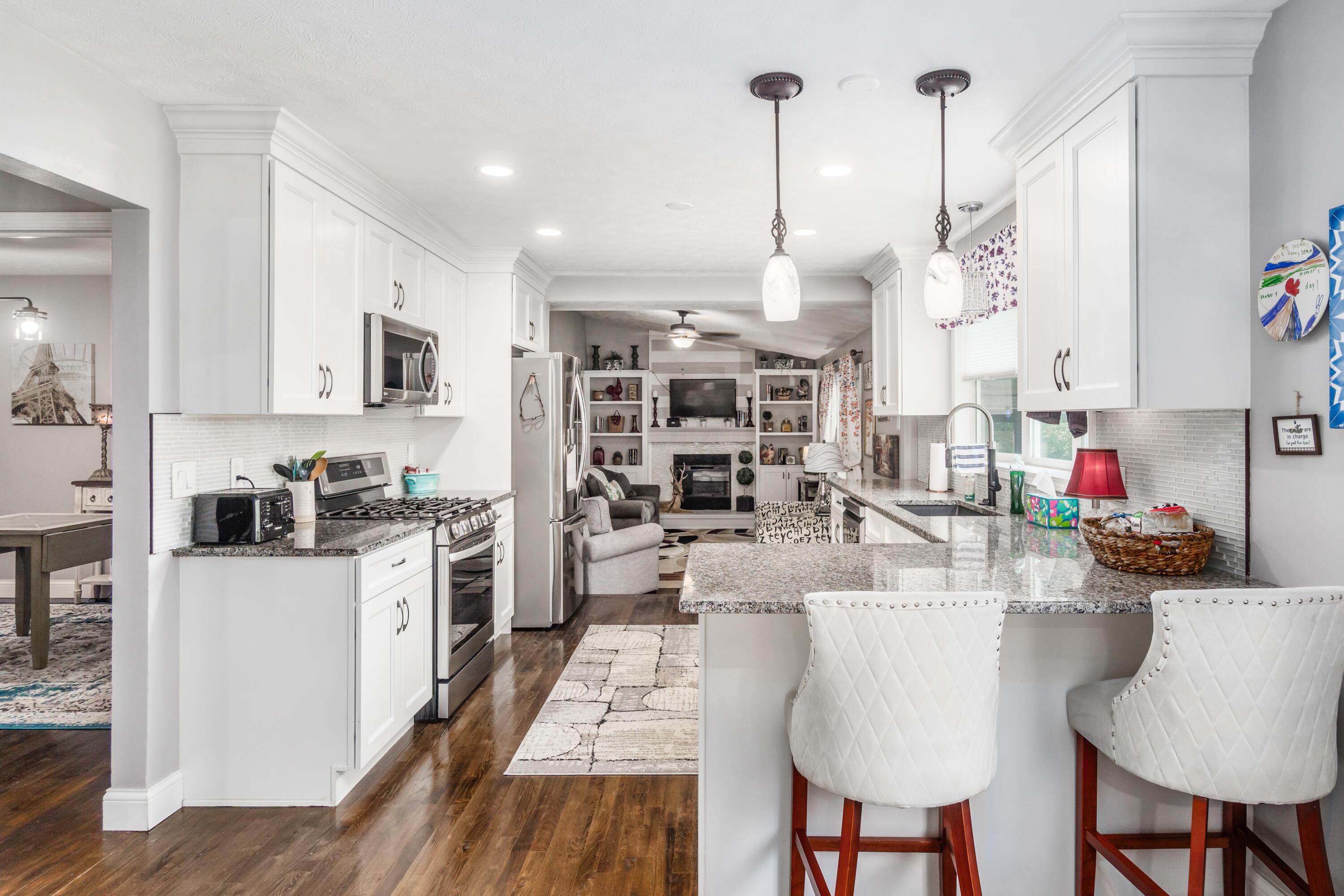1081 Plum Ridge Columbus, OH 43213 - Photo 12 of 48 Kitchen is perfect for entertaining