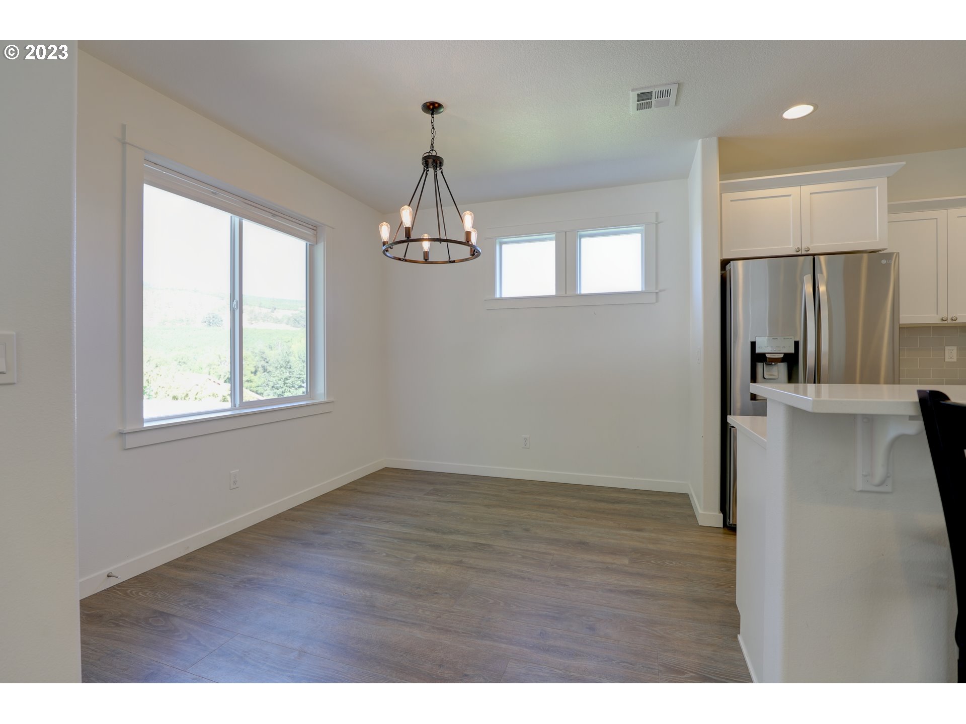 2601 Ericksen Way The Dalles, OR 97058 - Photo 11 of 37 a view of a livingroom with a window
