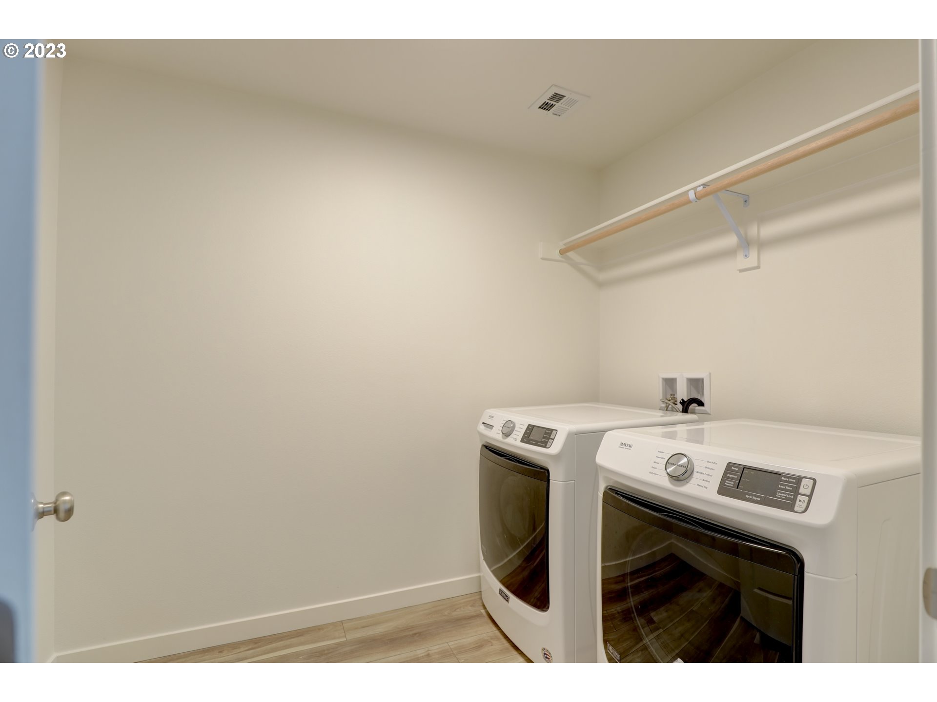 2601 Ericksen Way The Dalles, OR 97058 - Photo 20 of 37 a utility room with dryer and washer