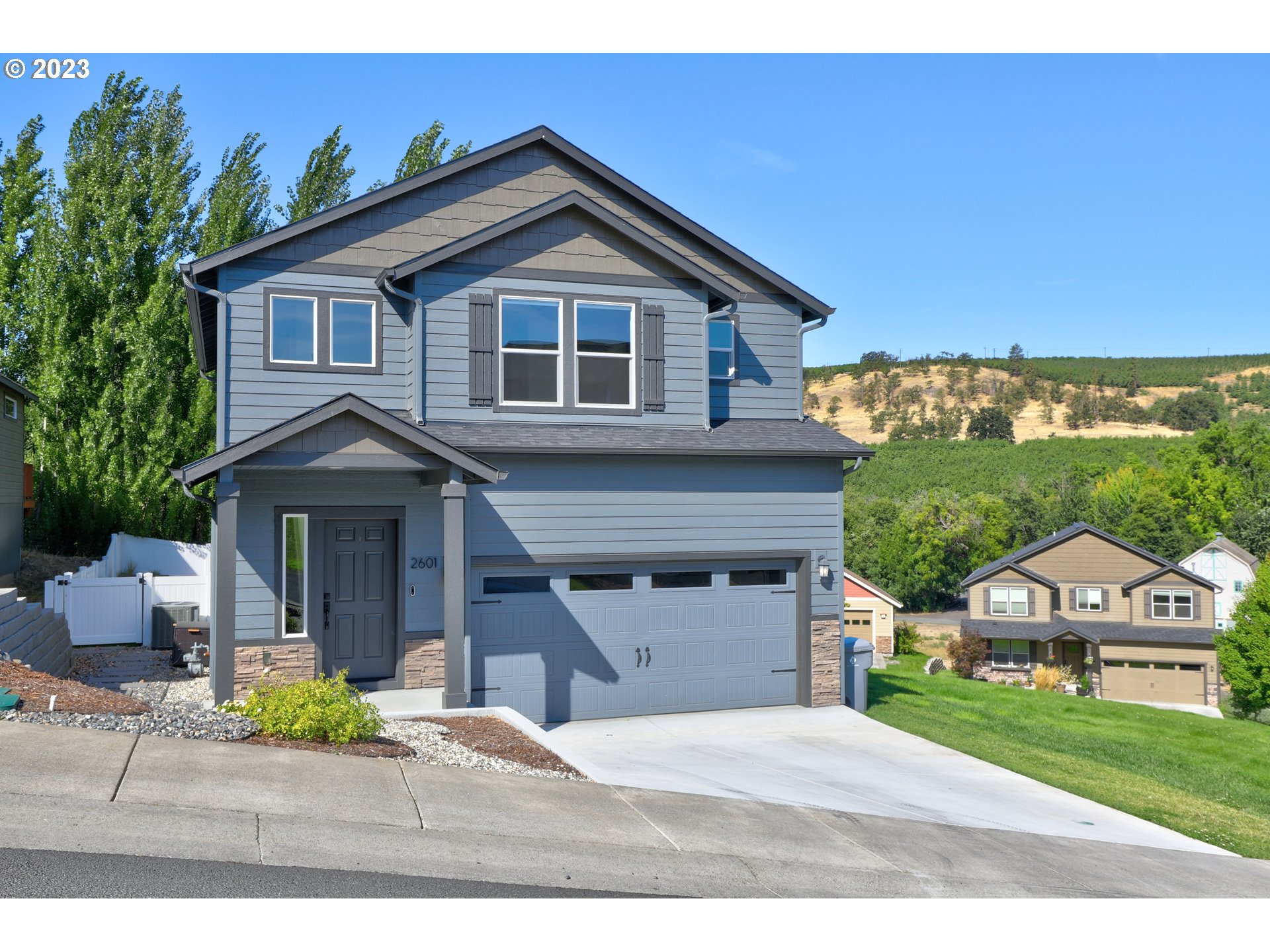 2601 Ericksen Way The Dalles, OR 97058 - Photo 2 of 37 a front view of a house with a yard