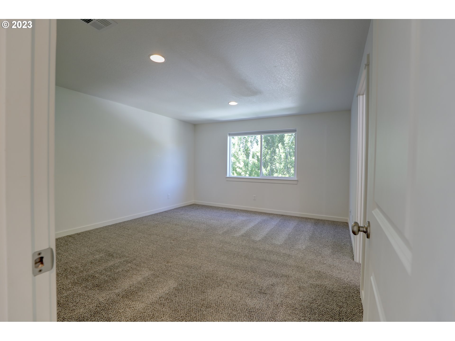 2601 Ericksen Way The Dalles, OR 97058 - Photo 21 of 37 a view of an empty room and a window