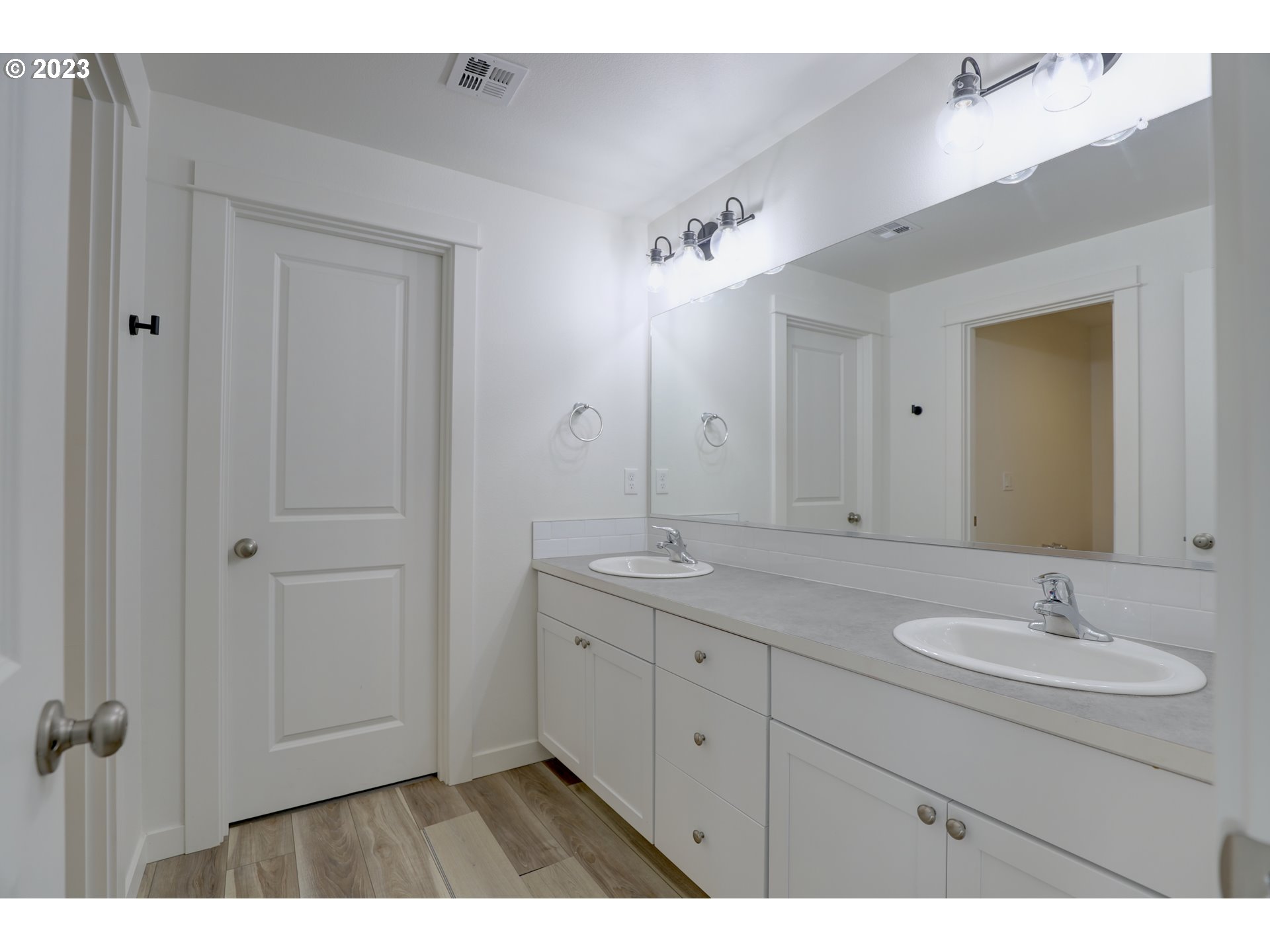 2601 Ericksen Way The Dalles, OR 97058 - Photo 22 of 37 a bathroom with a sink vanity granite and a mirror
