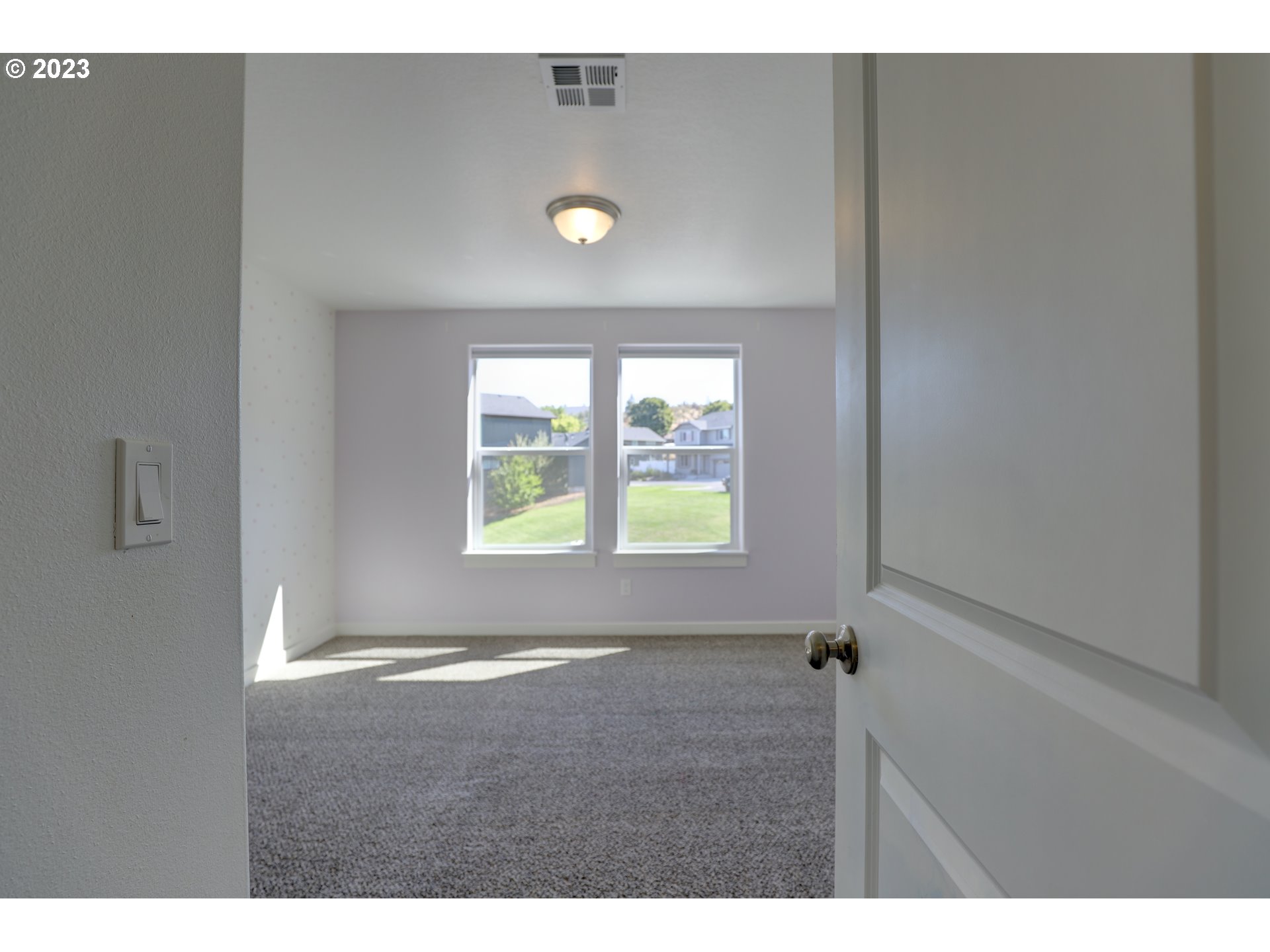 2601 Ericksen Way The Dalles, OR 97058 - Photo 26 of 37 a view of an empty room with a window