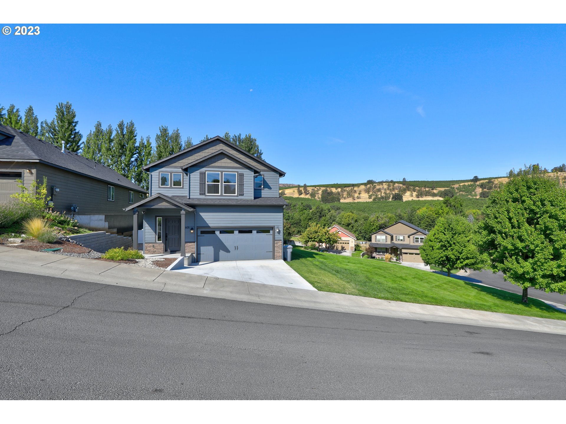 2601 Ericksen Way The Dalles, OR 97058 - Photo 30 of 37 a front view of a house with a yard