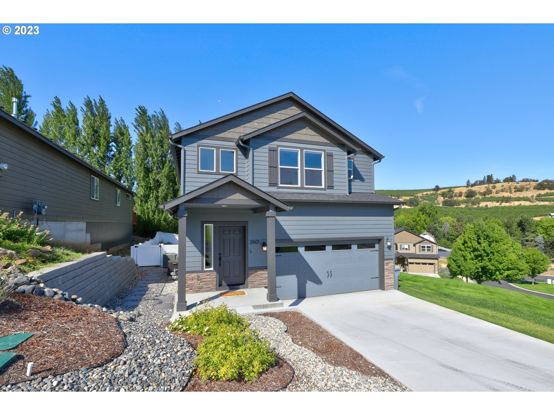 2601 Ericksen Way The Dalles, OR 97058 - Photo 31 of 37 a front view of a house with a yard