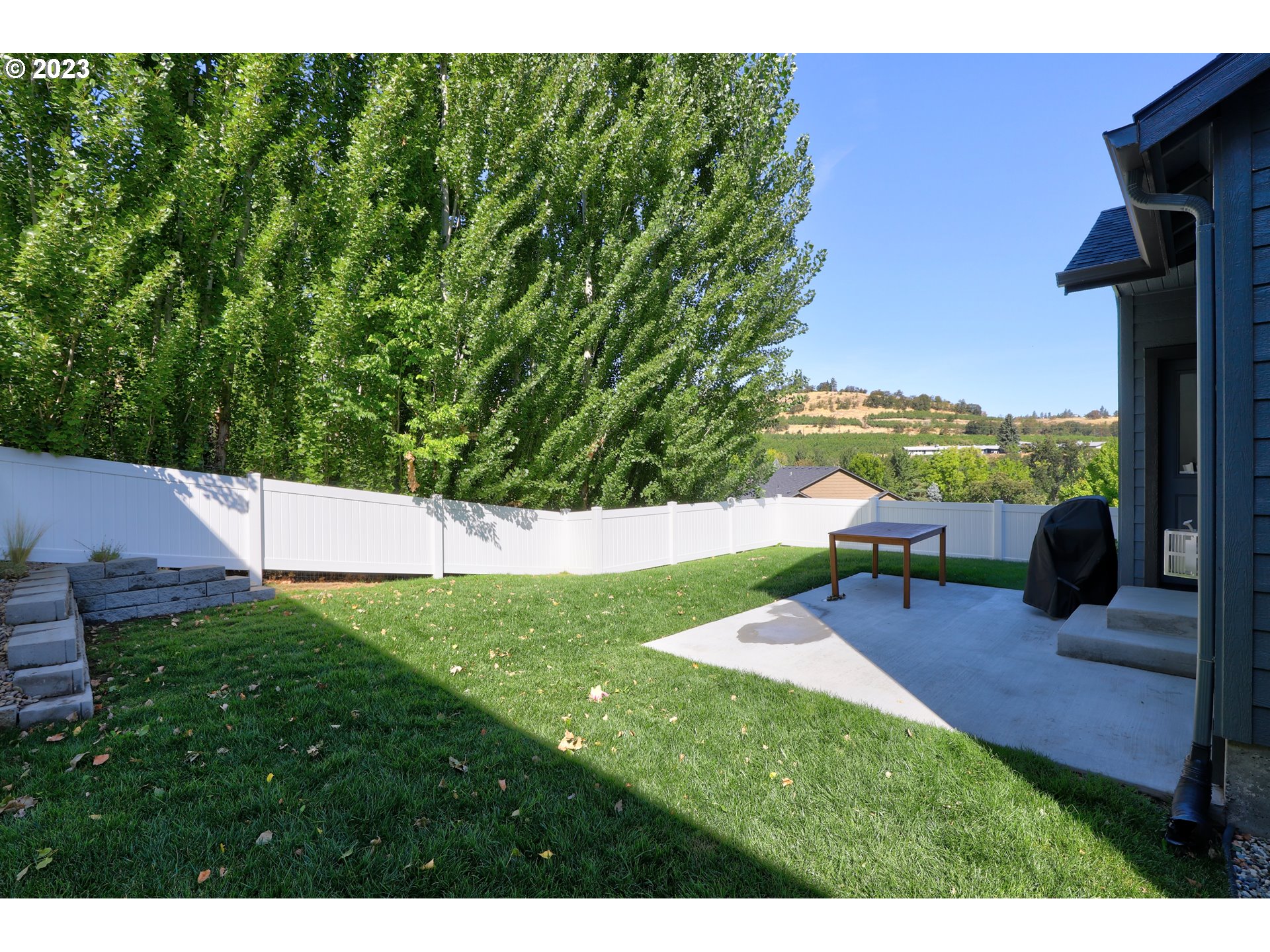 2601 Ericksen Way The Dalles, OR 97058 - Photo 34 of 37 a view of a garden with an outdoor space