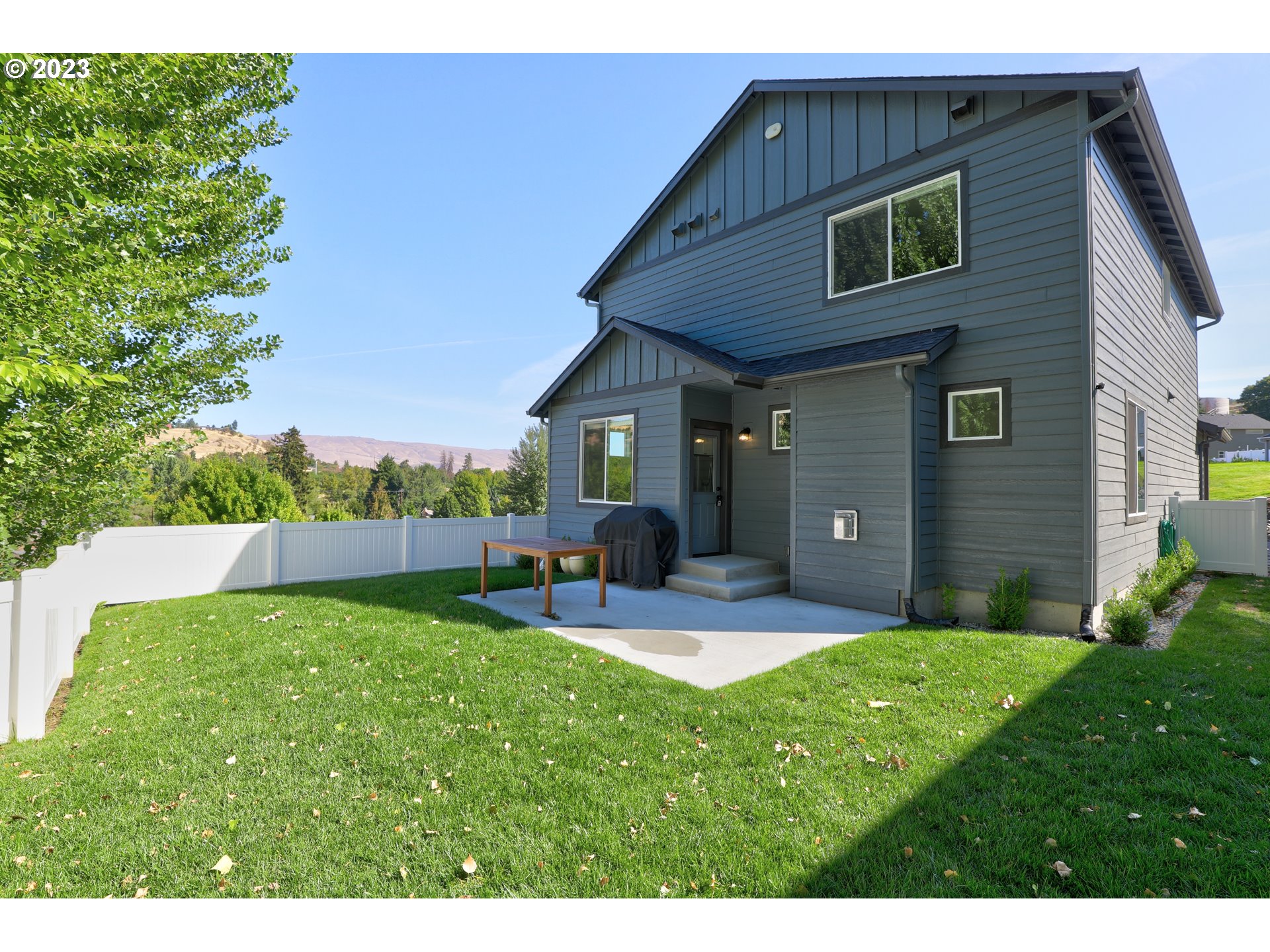 2601 Ericksen Way The Dalles, OR 97058 - Photo 35 of 37 a view of a backyard with table and chairs and potted plants