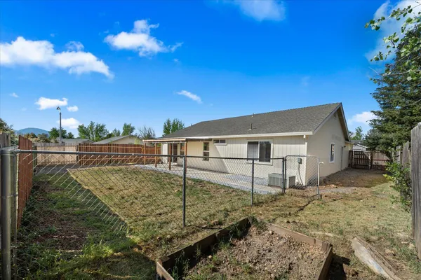 a view of a backyard