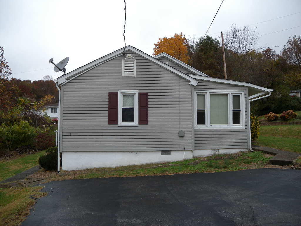 299 Brown Road Roanoke, VA 24019 - Photo 4 of 16 DSCN2112