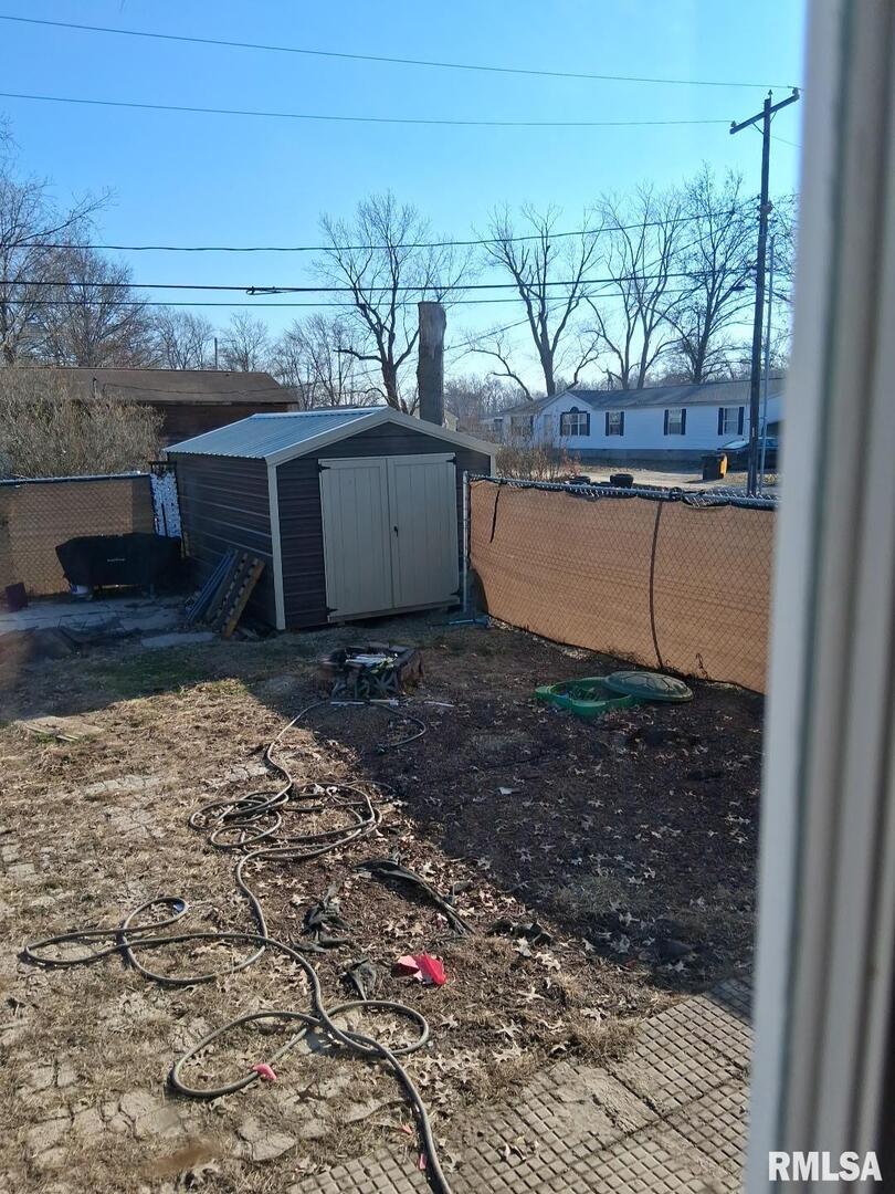 1300 Jackson Avenue Sandoval, IL 62882 - Photo 4 of 16 a view of a backyard of the house