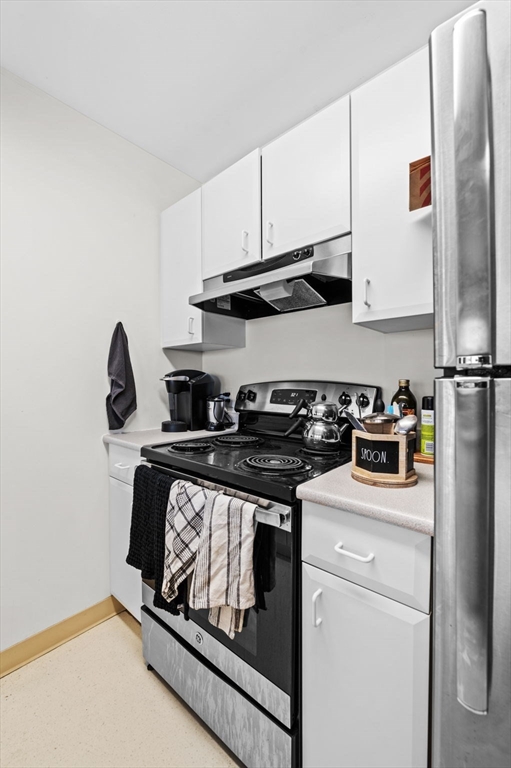 636 Beacon Street, Unit 605 Boston, MA 02215 - Photo 9 of 23 a kitchen with a stove and a refrigerator
