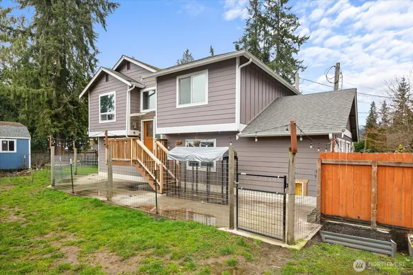 a view of a house with a yard