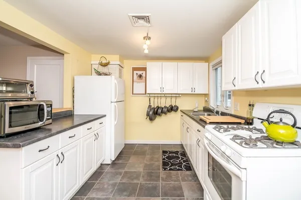 $2,600 | 40 Roberts Drive, Unit 40, Bedford, MA 01730