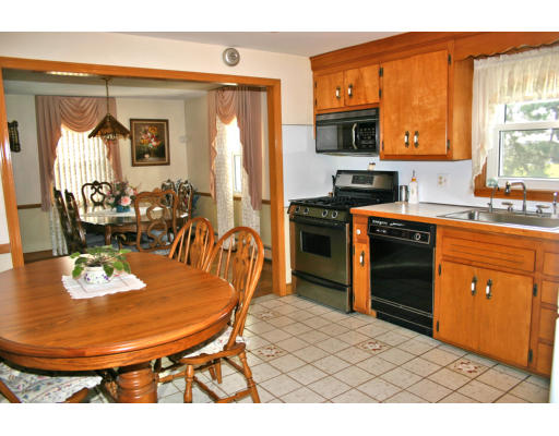 13 Wilson Road Waltham, MA 02452 - Photo 4 of 19 Gallery Image 4