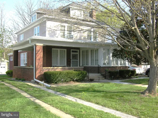 a view of a house with a yard and plants