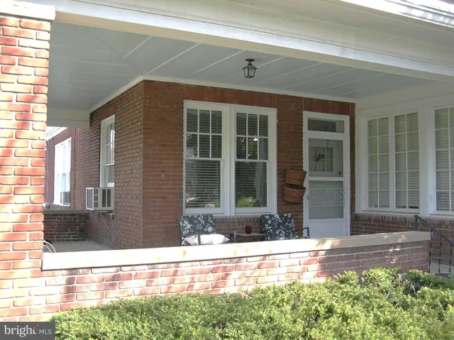 a view of house with a yard